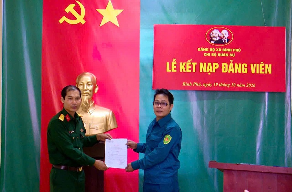 Chi bộ Ban CHQS xã Bình Phú kết nạp 2 đảng viên mới