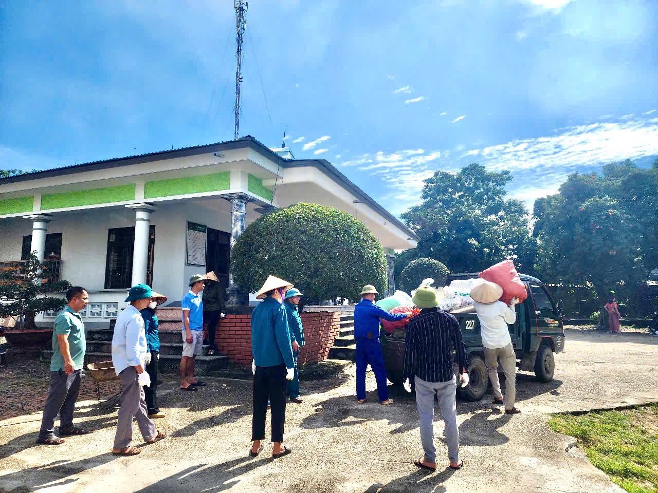 Ban Chỉ huy Quân sự xã Bình Phú phối hợp với cán bộ, công chức UBND xã tổ chức ra quân dọn dẹp vệ sinh môi trường tại khu vực xung quanh trụ sở UBND xã