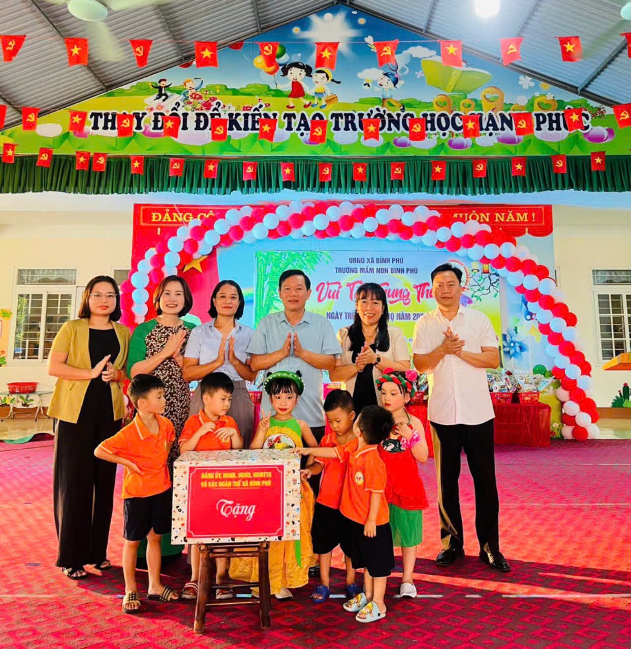 Đồng chí Trịnh Đức Lai – Phó Bí thư Đảng uỷ, Chủ tịch UBND xã vui tết trung thu với các cháu trường mầm non Bình Phú.