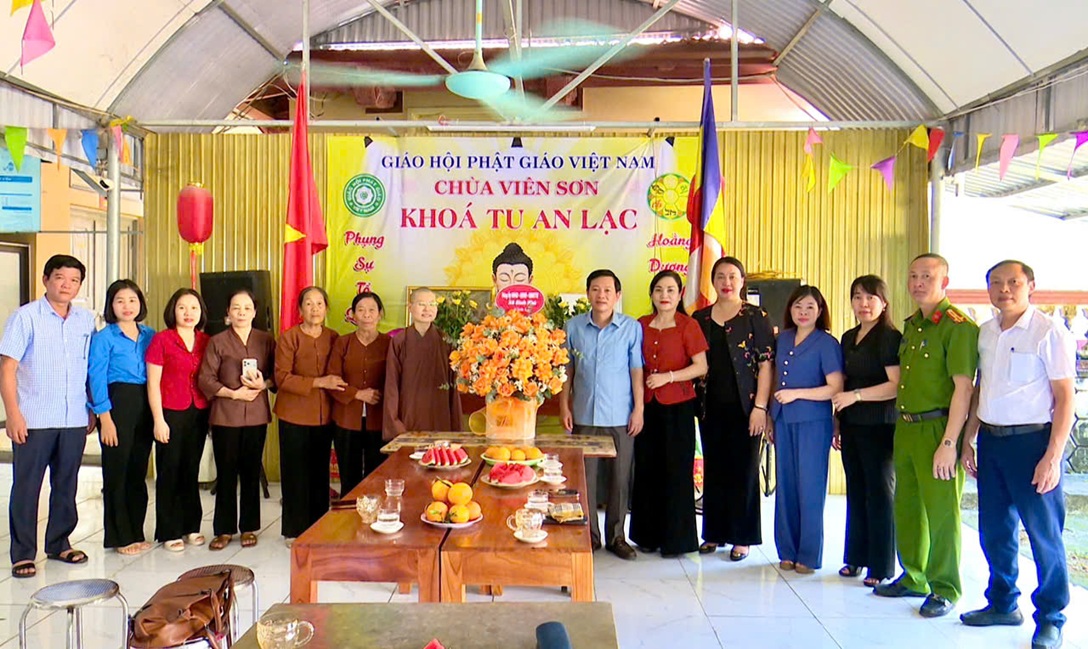 Đoàn đại biểu xã Bình Phú tặng hoa chúc mừng chùa Hoàng Long, chùa Viên Sơn nhân dịp đại lễ Phật Đản Phật lịch.