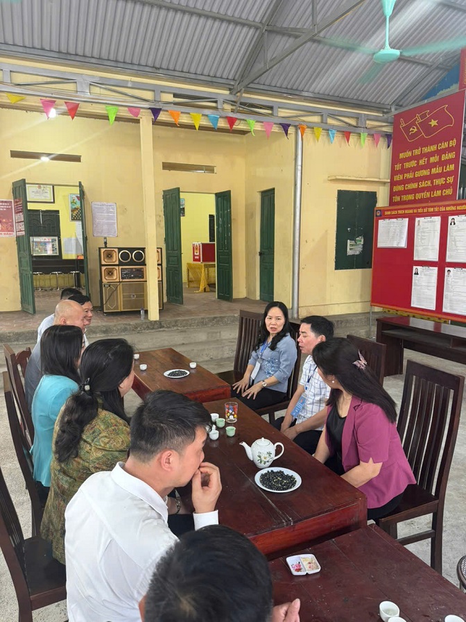 Đồng chí Nguyễn Thị Thanh Huyền - Uỷ viên BTV Tỉnh ủy, Phó Bí thư Thường trực chuyên trách Đảng ủy các cơ quan Đảng tỉnh Phú Thọ kiểm tra công tác bầu cử trên địa bàn xã Bình Phú.