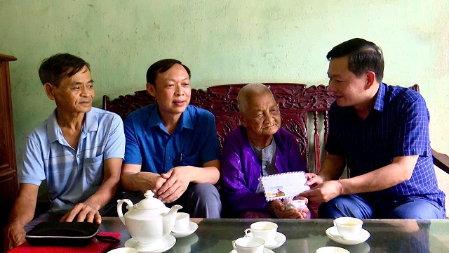 Quỹ Thiện Tâm trao quà 200 triệu đồng tri ân Mẹ Việt Nam anh hùng và các thương binh nặng trên địa bàn xã Bình Phú.