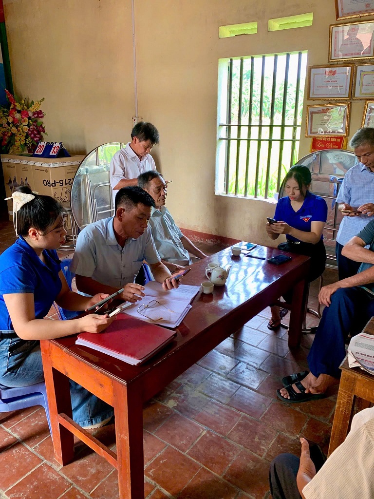 Đội hình thanh niên tình nguyện số xã Bình Phú ra quân hướng dẫn đảng viên cài đặt " Sổ tay đảng viên điện tử" và hỗ trợ người dân cài đặt sổ sức khoẻ điện tử trên ứng dụng VNeID.