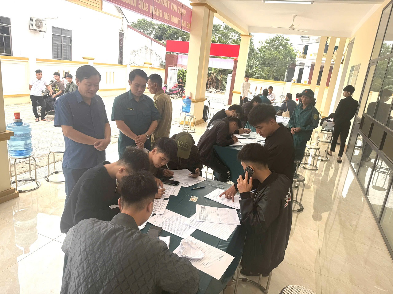 Đồng chí Chủ tịch UBND xã Bình Phú kiểm tra công tác khám sơ tuyển sức khỏe nghĩa vụ quân sự năm 2026.