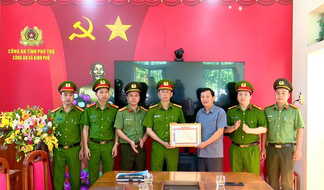 Xã Bình Phú khen thưởng đột xuất Tập thể Công an xã và 17 cá nhân có thành tích trong  đợt cao điểm tấn công, trấn áp tội phạm.