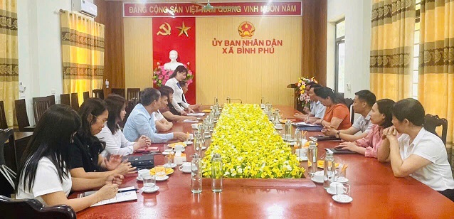 Ban lãnh đạo Ngân hàng Nhà nước chi nhánh khu vực 4 làm việc tại xã Bình Phú.