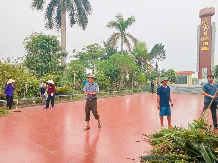 Hội viên các tổ chức chính trị xã hội xã Bình Phú tham gia vệ sinh nghĩa trang liệt sĩ.