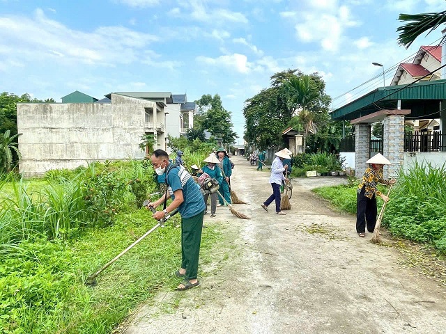 UỶ BAN MTTQ VÀ CÁC TỔ CHỨC CHÍNH TRỊ - XÃ HỘI XÃ BÌNH PHÚ ĐỒNG LOẠT RA QUÂN TỔ CHỨC CÁC HOẠT ĐỘNG VỆ SINH MÔI TRƯỜNG 