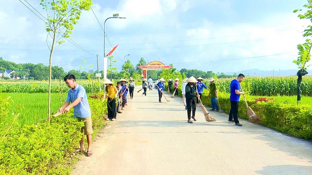 Xã Bình Phú tổ chức ra quân dọn dẹp vệ sinh môi trường trên địa bàn.