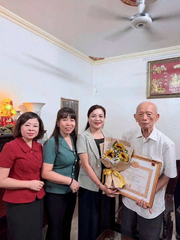 Đồng chí Dương Thị Kim Dung - Phó Bí thư Thường trực Đảng uỷ xã Bình Phú trao huy hiệu Đảng cho Đảng viên cao tuổi dịp 2/9.