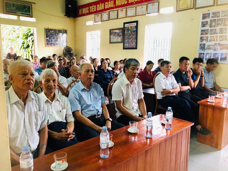 Thôn 6, xã Bình Phú công bố các quyết định về công tác cán bộ sau sáp nhập.
