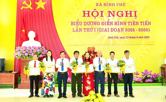 Hội nghị biểu dương điển hình tiên tiến xã Bình Phú lần thứ I, giai đoạn 2025 - 2030.